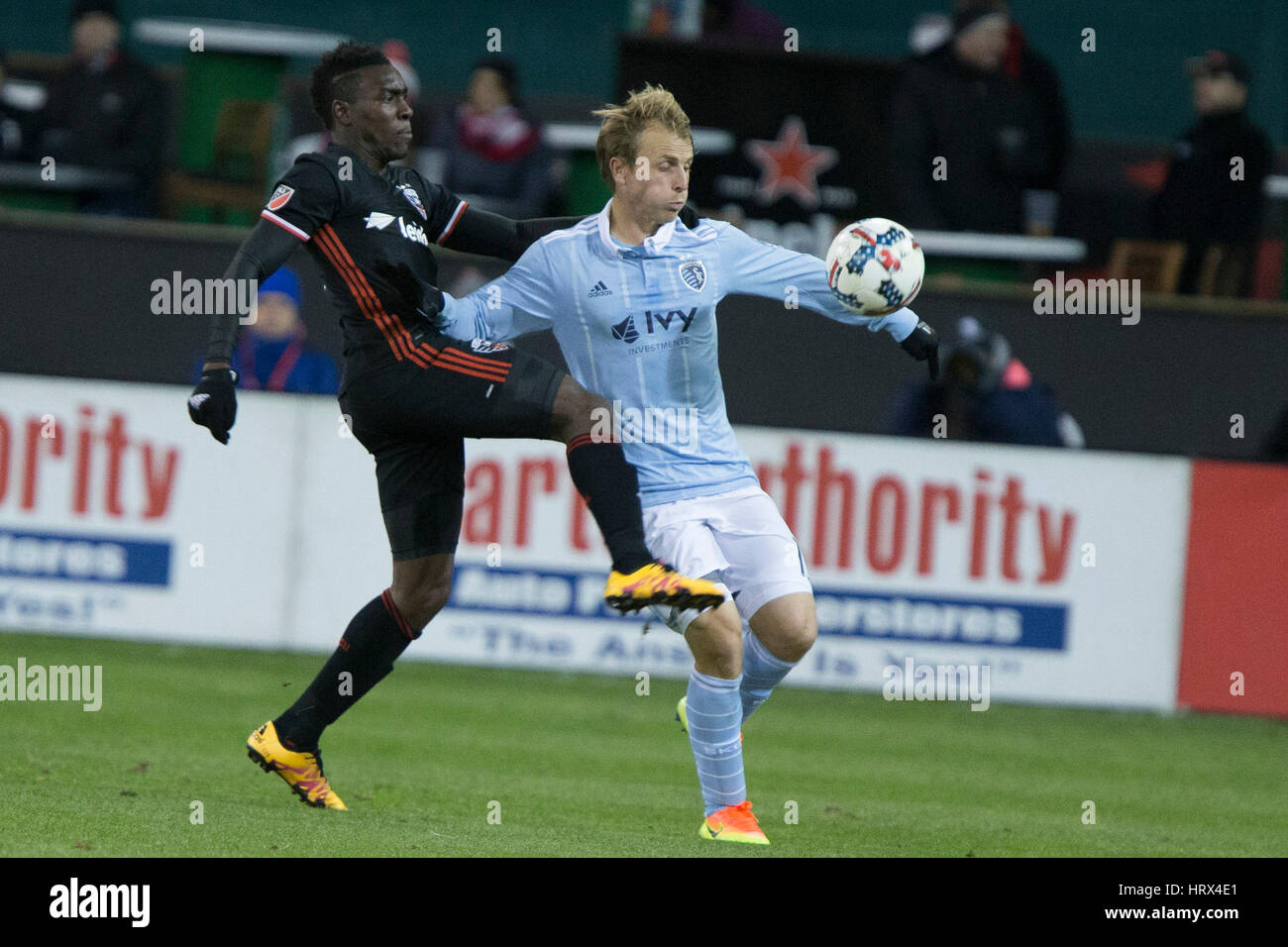 Washington, DC, USA. 4. März 2017. D.C. United nach vorne Patrick Nyarko (12) und Sporting Kansas City nach vorne Gerso Fernades (7) im RFK Stadium in Washington, DC auf Samstag, 4. März 2017. Bildnachweis: Das Foto Zugang/Alamy Live-Nachrichten Stockfoto