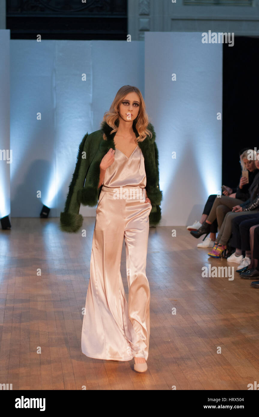 Paris, Frankreich, 4. März 2017, Selma Cilek Modenschau für Oxford-Mode-Studio in Paris Fashion Week. © Laurent Poinet/Alamy Live-Nachrichten Stockfoto