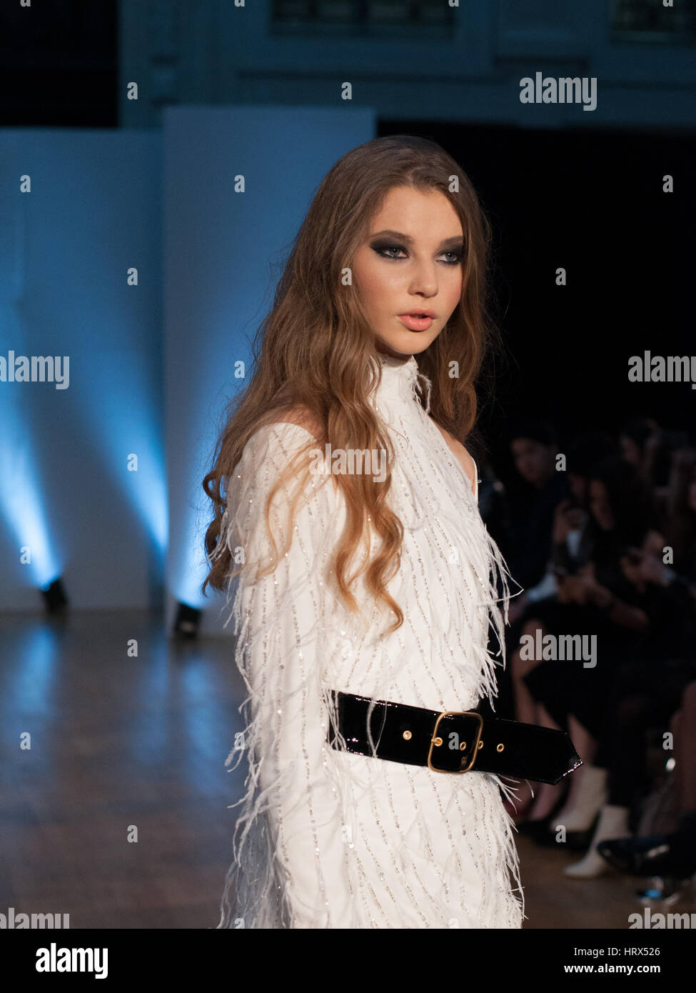 Paris, Frankreich, 4. März 2017, Selma Cilek Modenschau für Oxford-Mode-Studio in Paris Fashion Week. © Laurent Poinet/Alamy Live-Nachrichten Stockfoto