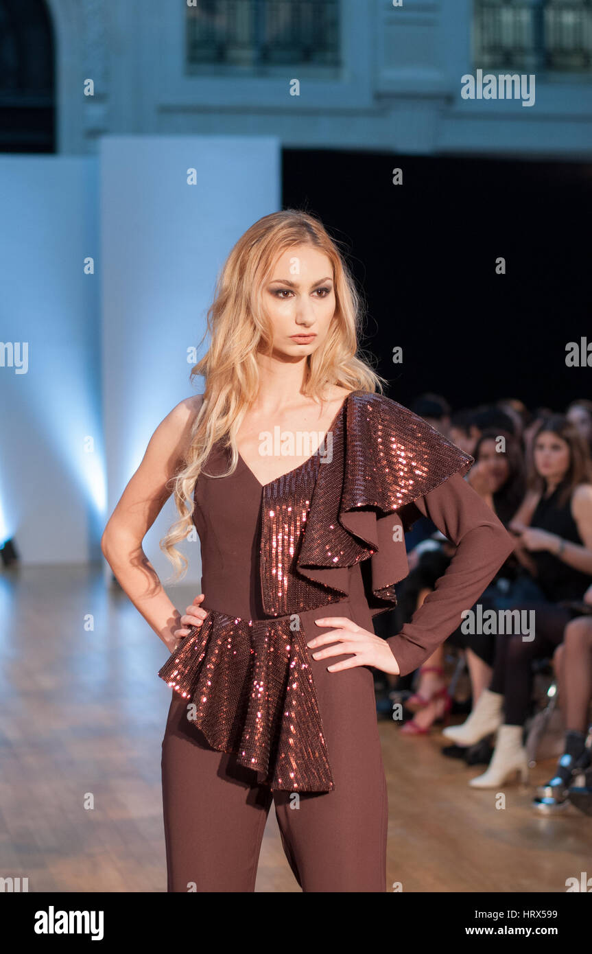 Paris, Frankreich, 4. März 2017, Selma Cilek Modenschau für Oxford-Mode-Studio in Paris Fashion Week. © Laurent Poinet/Alamy Live-Nachrichten Stockfoto