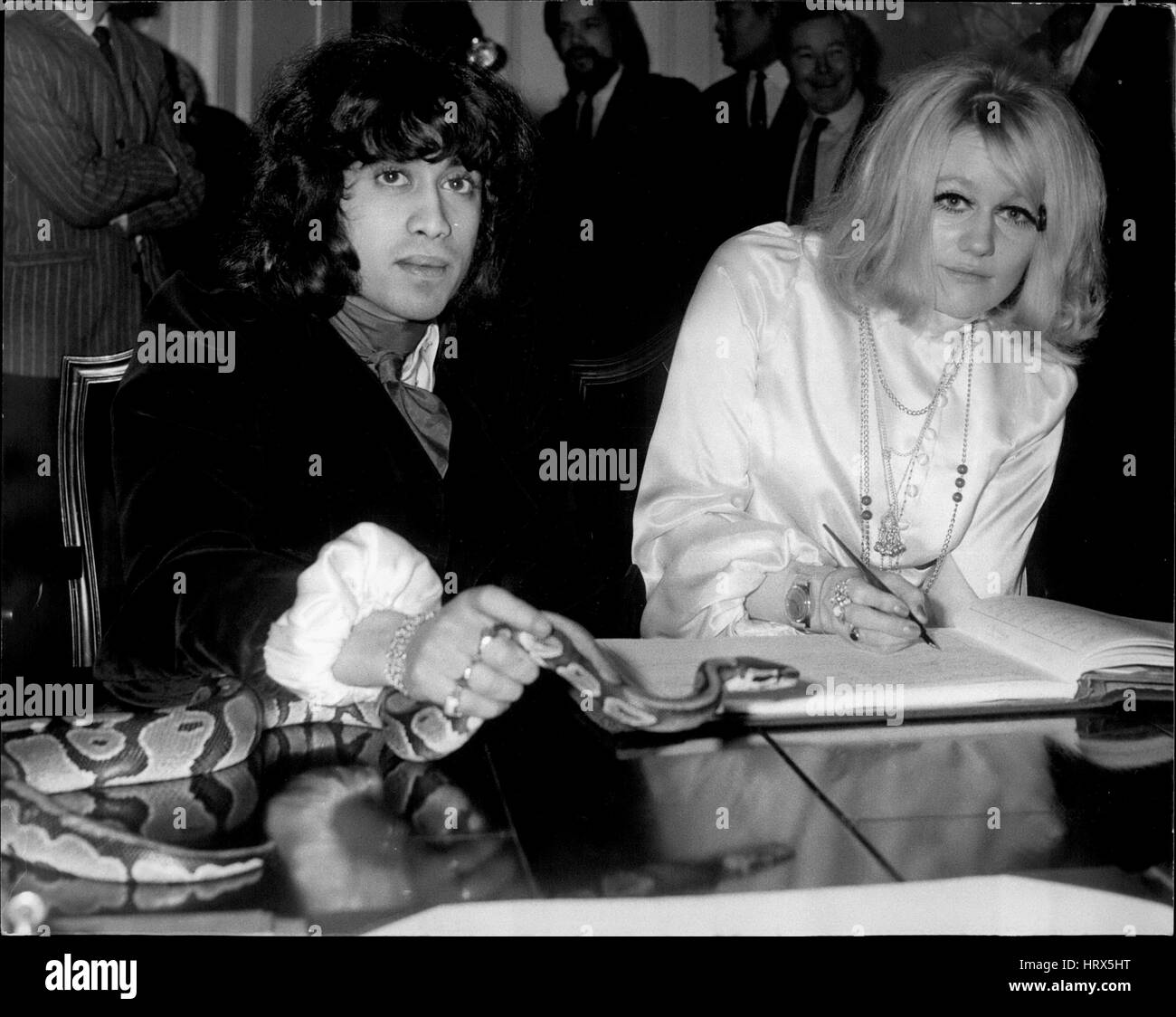1. Januar 1969 - VERMÄHLTEN Grundlagen-POP-Gruppe. SEIN HAUSTIER PYTHON BEI HOCHZEIT. TONY GOMEZ, 20 Jahre alte Ceylon stammende Organist mit der Grundlagen-Pop-Gruppe, heiratete heute 19-jährige YVONNE SHAW am Kensington Standesamt. Tony traf Yvonne, der aus Plymouth, kommt, wenn die Grundlagen in einem Club in der Stadt vor 15 Monaten spielten. Das Paar war gewesen verheiratet auf Yvonne des 20.. Geburtstag am 28. Februar, musste aber den Tag zu ändern, denn es ist das einzige Datum, die Grundlagen nicht in den nächsten drei Monaten arbeiten. In der Tat, am 28. Februar, die Grundlagen dessen neuesten Hit re Stockfoto