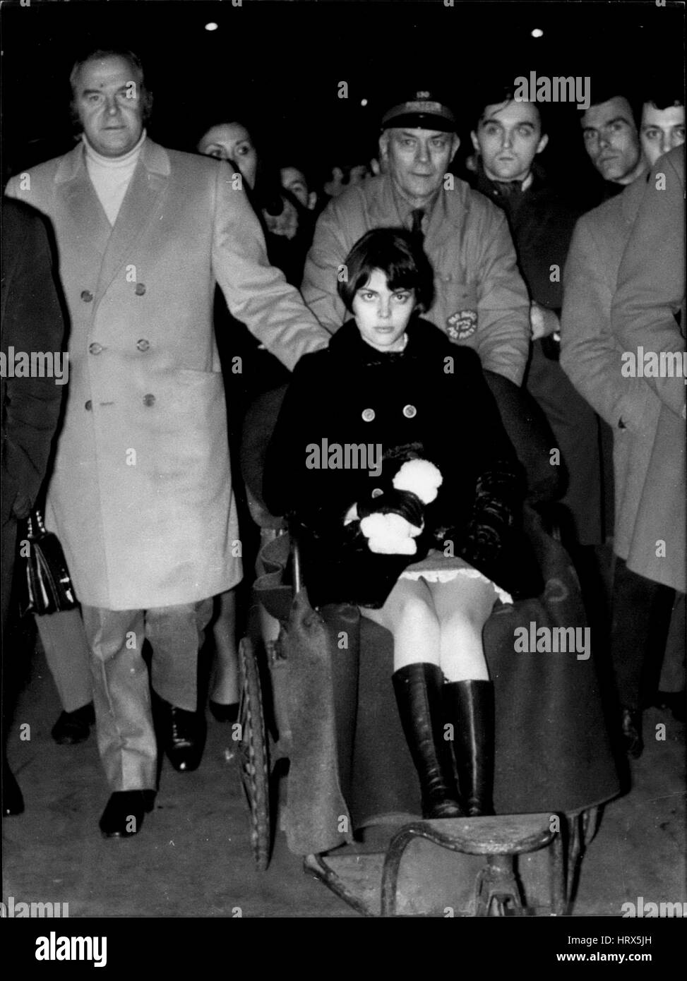 2. Februar 1968 - Mireille Mathieu: Verletzungen ernster als erste Berichte: Mireille Mathieu, der berühmte junge Sänger, letzte Nacht in Paris angekommen. Heute wurde sie in die amerikanische Krankenhaus zur Beobachtung gebracht. Sie leidet unter gebrochene Wirbelsäule Wirbel durch den Autounfall. Das Foto zeigt Mireille Mathieu auf einen Rollstuhl bei ihrer Ankunft an der Pflege De Lyon gestern Abend abgebildet. Hinter ihr Manager Johnny Stark, die auch in den Autounfall verletzt wurde. (Kredit-Bild: © Keystone Presseagentur/Keystone USA über ZUMAPRESS.com) Stockfoto