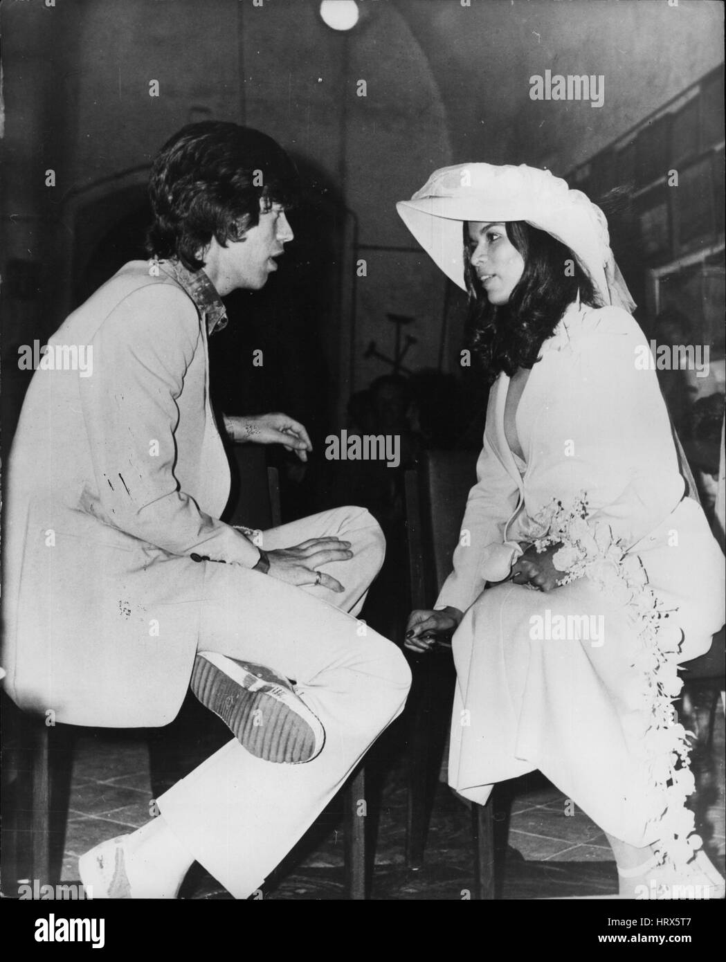 5. Mai 1971 - eine komplette Aufruhr bei Jaggers Hochzeit in St. Tropez: Mick Jagger von den Rolling Stones wurde Anfang dieser Woche in der wildesten Hochzeit jemals in den französischen Jet-Set-Ferienort St. Tropez heiratete, gab es Kämpfe Flüche und Tränen vor Jagger, 27, und seine nicaraguanischen Braut, Bianca Perez Morena de Macias, 21, wurden ausgesprochen, Mann und Frau während eine standesamtliche Trauung im örtlichen Rathaus , gefolgt von einer zweiten Zeremonie im 17. Jahrhundert Kapelle St. Anna. Auch hier gab es Chaos. Foto zeigt in einem kurzen Moment des Friedens, die Mick Jagger mit seiner Braut, Bianca Perez Morena de Ma abgebildet ist Stockfoto