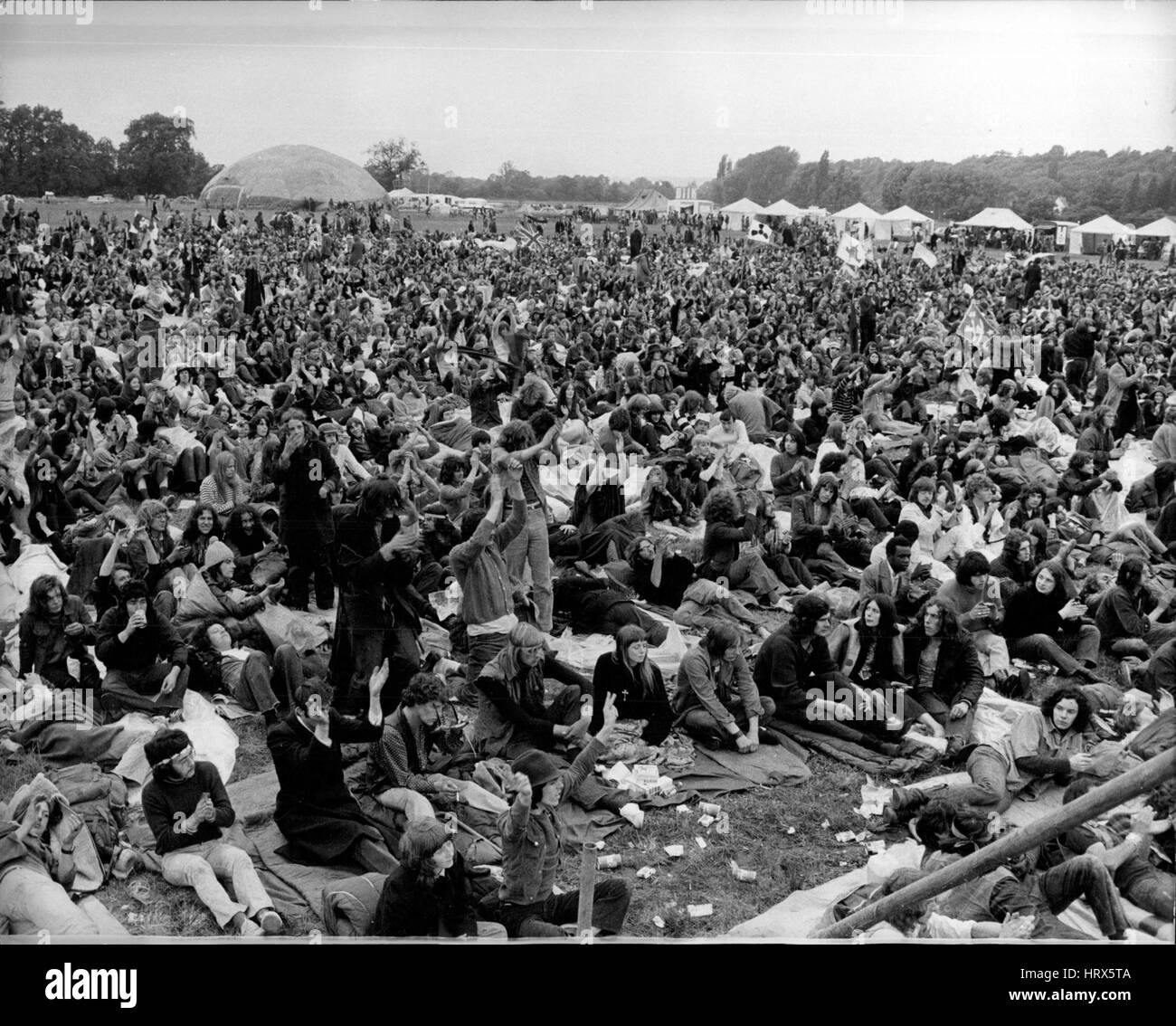 27. Juni 1971 - '' Hippie'' Polizei Seize 100 Pop Fans bei einem Pop-Festival In Reading: Detektive im Hippie-Gang durchsucht Hunderte von Jugendlichen für Drogen beim Lesen Pop Festival gestern. Mehr als 100 Fans wurden verhaftet. Es wurde geschätzt, dass einige 20.000 Fans trotz des starken Regens lagerten. Fotoshows Teil der großen Masse von Fans besuchte gestern die Lesung Pop Festival. (Kredit-Bild: © Keystone Presseagentur/Keystone USA über ZUMAPRESS.com) Stockfoto