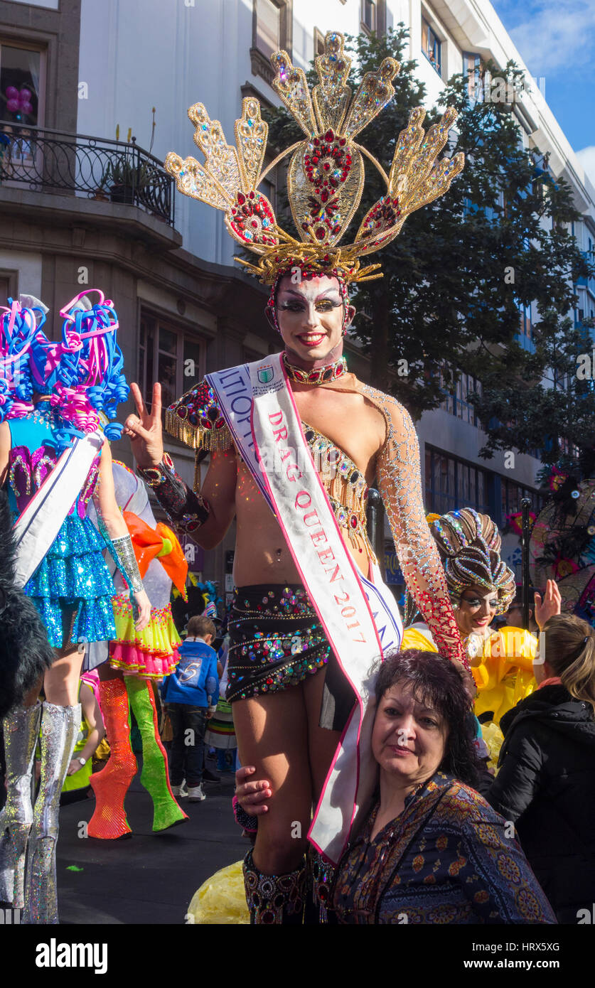 Las Palmas, Gran Canaria, Kanarische Inseln, Spanien. 4. März 2017.  Gewinnen Dragqueen am 2017 Las Palmas Karneval, "Sethlas", nimmt an der  großen street Parade, die den Monat schließt lange Karneval. Seine  preisgekrönten