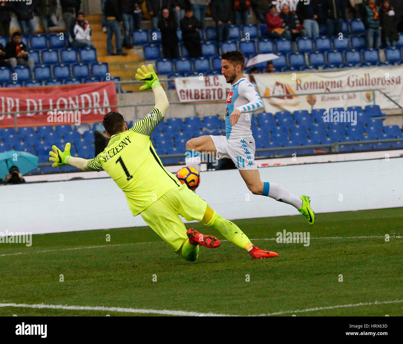 Rom, Italien. 4. März 2017. Kredit trocknet Merten Triebe und Partituren in der italienischen Serie ein Fußballspiel zwischen den AS Rom und SSC Napoli im Olympiastadion in Rom Italien, 4. März 2017: Agnfoto/Alamy Live-Nachrichten Stockfoto