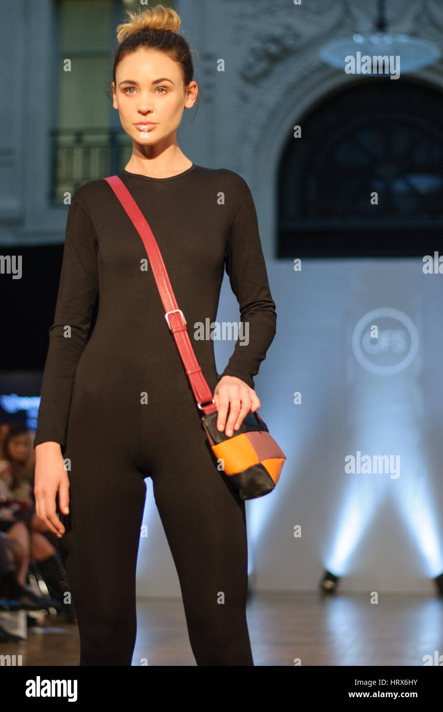 Paris, Frankreich, 4. März 2017, Neredenda Modenschau für Oxford-Mode-Studio in Paris Fashion Week. © Laurent Poinet/Alamy Live-Nachrichten Stockfoto