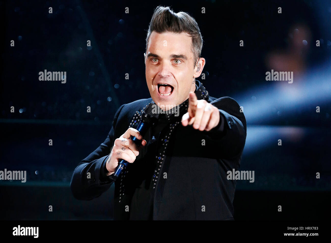 SANREMO, Italien, 8. Februar: Sänger Robbie Williams führt während der 67. Sanremo Song Festival am 8. Februar 2017, in Sanremo, Italien. Stockfoto