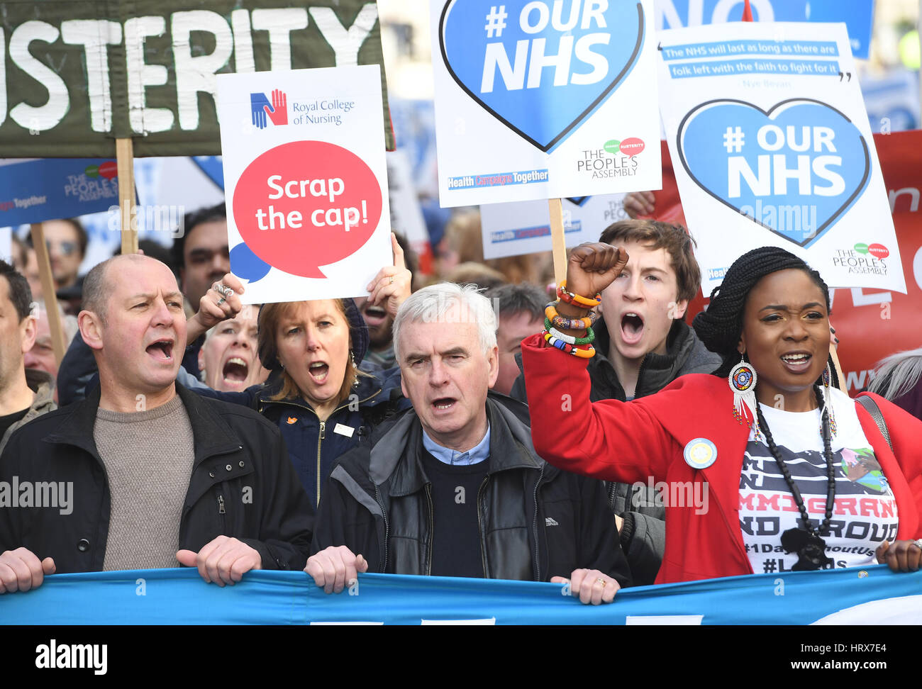 John McDonnell (Mitte) mit Demonstranten besuchen eine Kundgebung im Zentrum von London, zur Unterstützung des NHS. Stockfoto