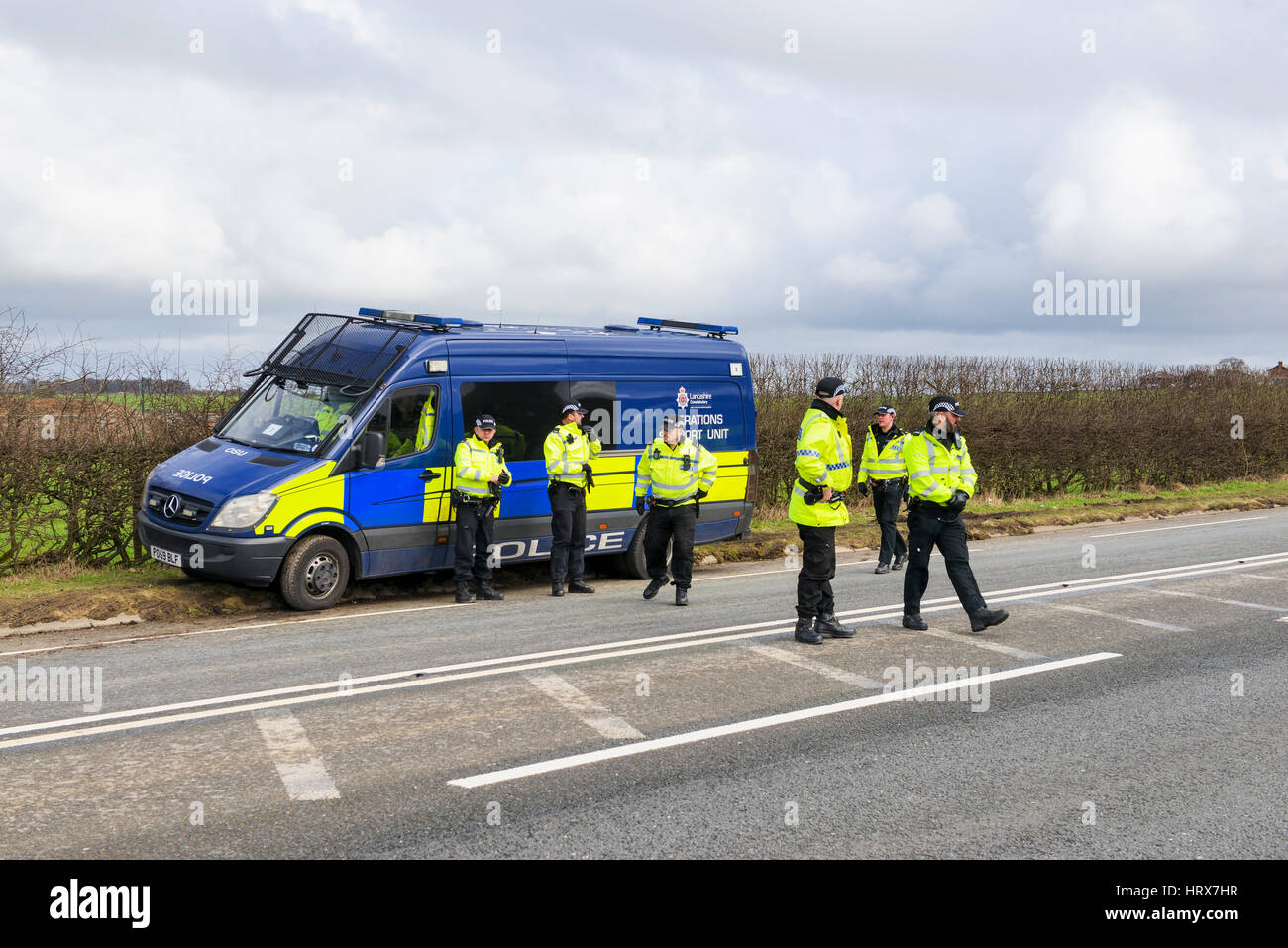 Operation Support Polizisten verlassen ihre van mit Anti-Fracking Demonstranten am Cuadrilla Shale Gas Fracking Standort auf neue Preston Road Stockfoto