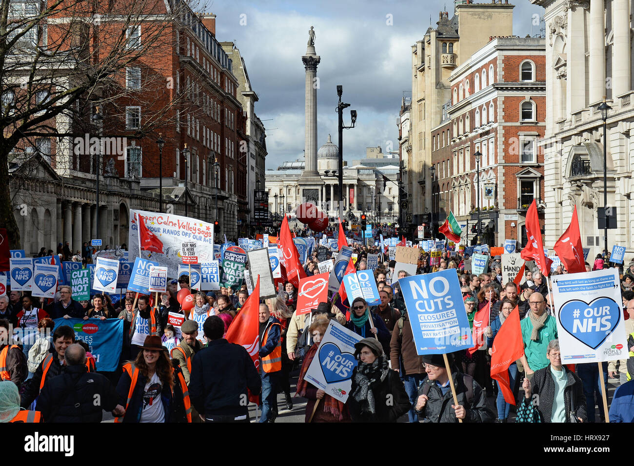 Demonstranten besuchen eine Kundgebung im Zentrum von London, zur Unterstützung des NHS. Stockfoto