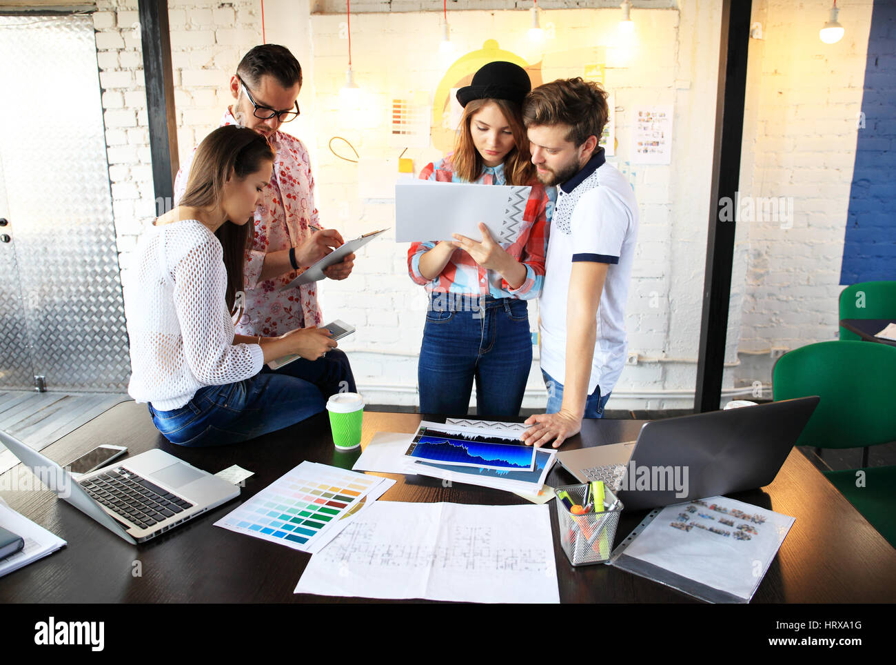 Gruppe von jungen Geschäftsleuten, Start-up Unternehmer arbeiten an ihren Venture im coworking space Stockfoto