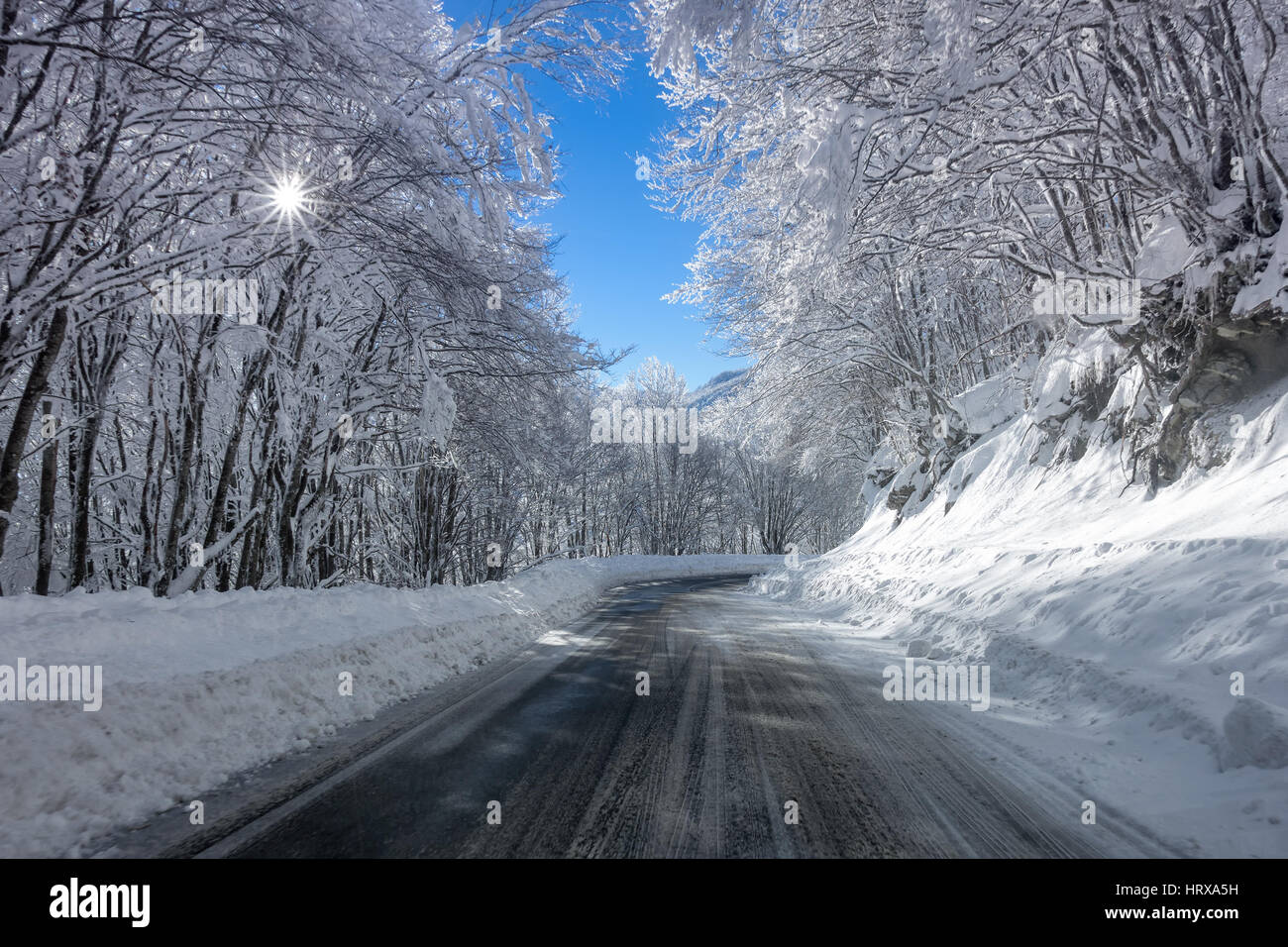 Straße durch erstaunliche verschneite Landschaft in Vigla, Florina, Griechenland Stockfoto