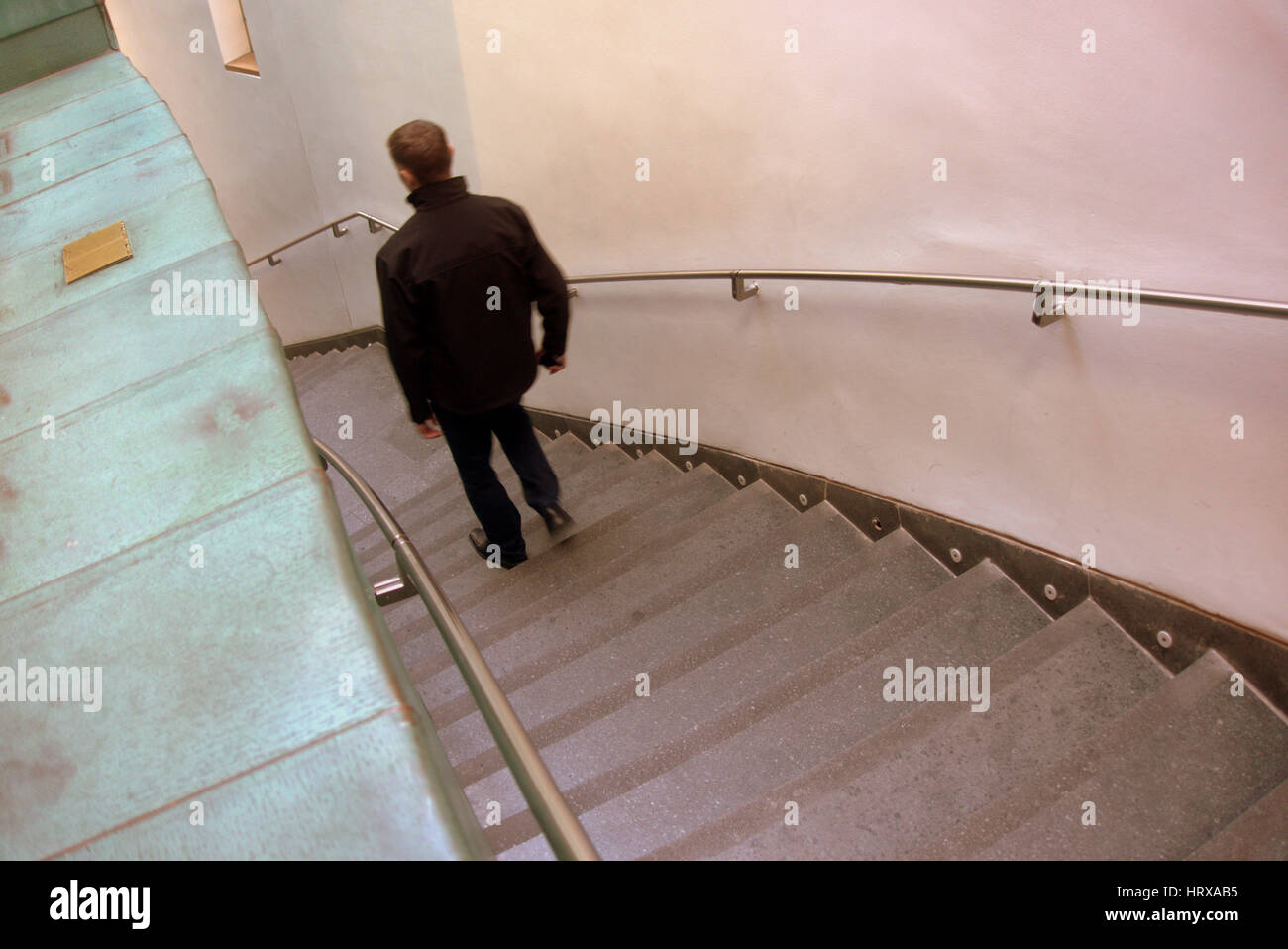 Mann Mann aus Sicht von hinten zu Fuß über Treppen Stockfoto