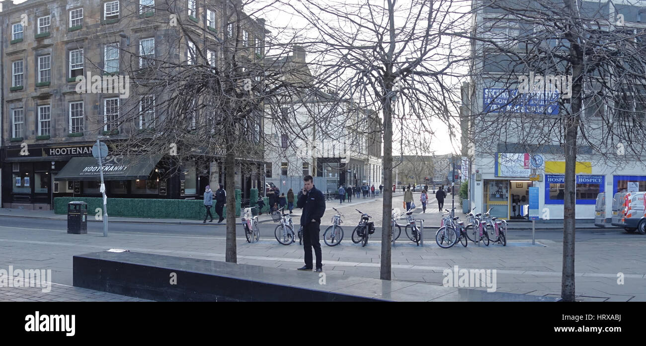 junger Mann auf Handy-Baum Panorama Stadtansicht Stockfoto