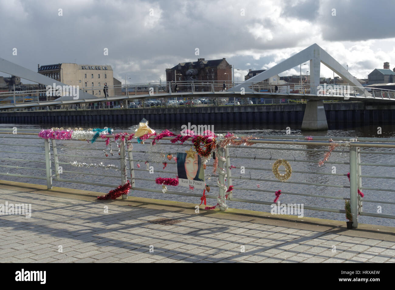 Glasgow Clyde Gehweg Selbstmord Denkmal zu Kirsty Aitchison, die im Fluss ertrunken Tradeston Brücke Stockfoto