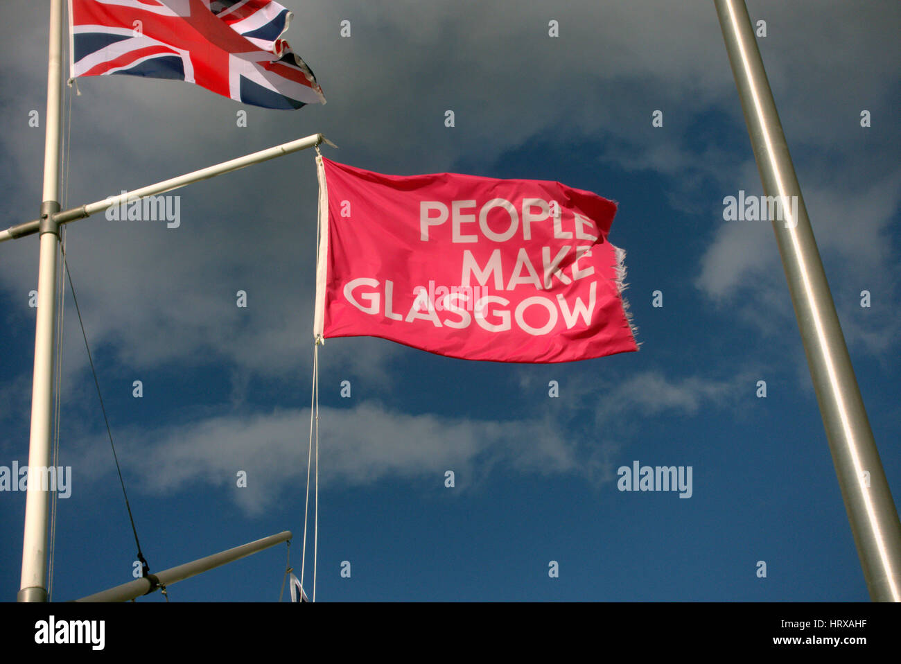 Menschen machen Glasgow und Anschluß-Markierungsfahne blau bewölkten Himmel Stockfoto
