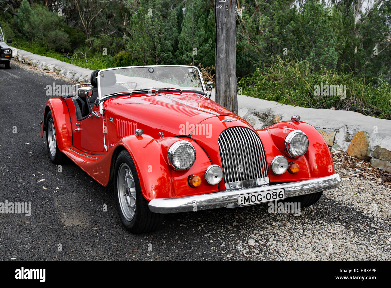 Dreiviertel Vorderansicht der ein rot 1986 Morgan Plus 8. Stockfoto