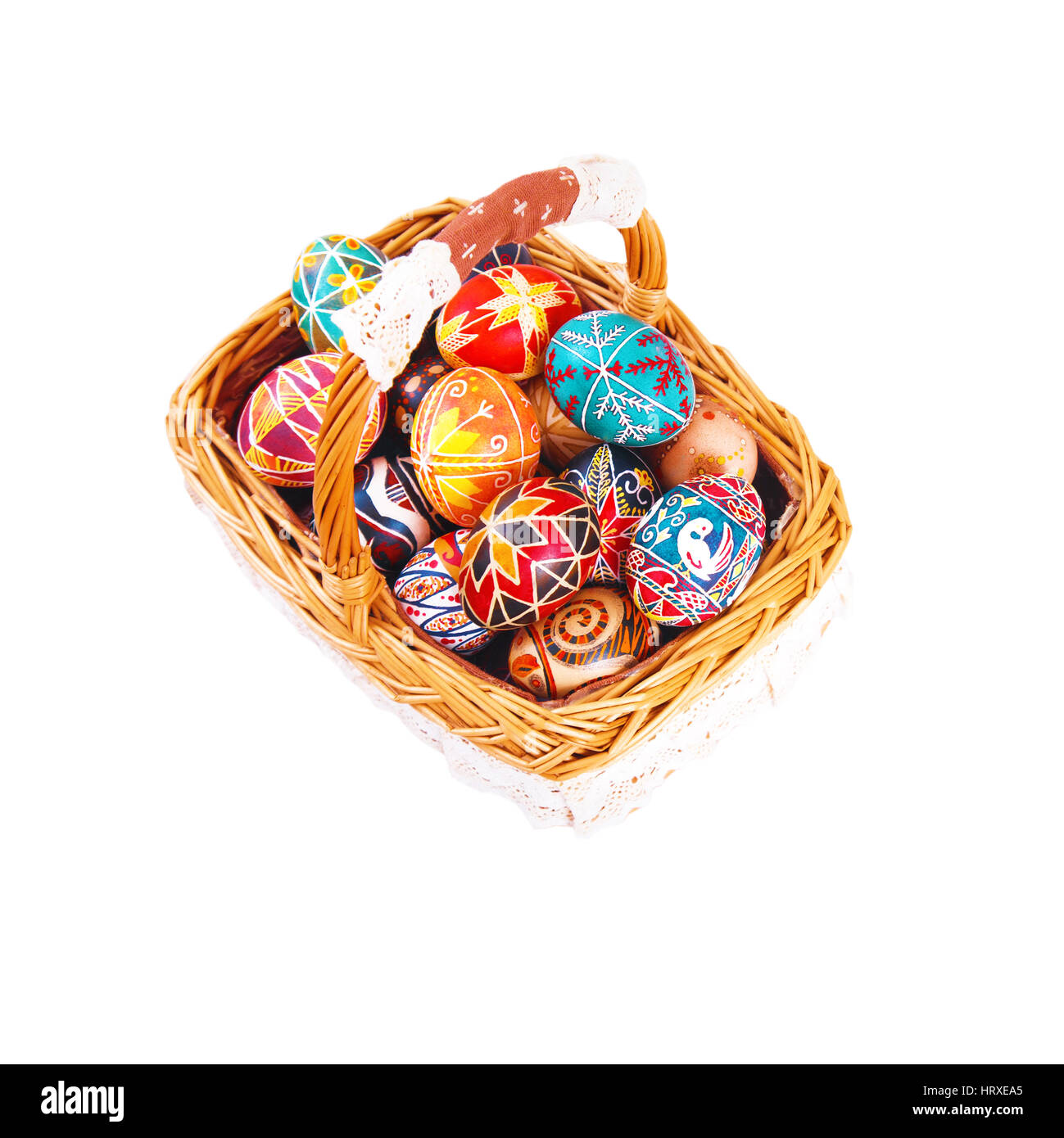 Ostereier im Korb, isoliert auf einem weißen Hintergrund. Symbol der christlichen Feiertage. Stockfoto