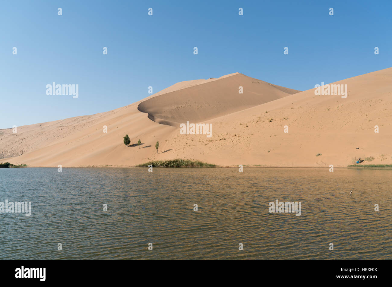 Ein See in Badain Jaran Wüste in China Stockfoto