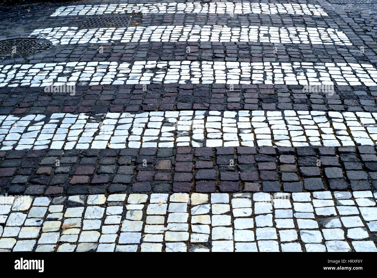 Fußgängerüberweg Linien in Porphyr-Blöcke Stockfoto