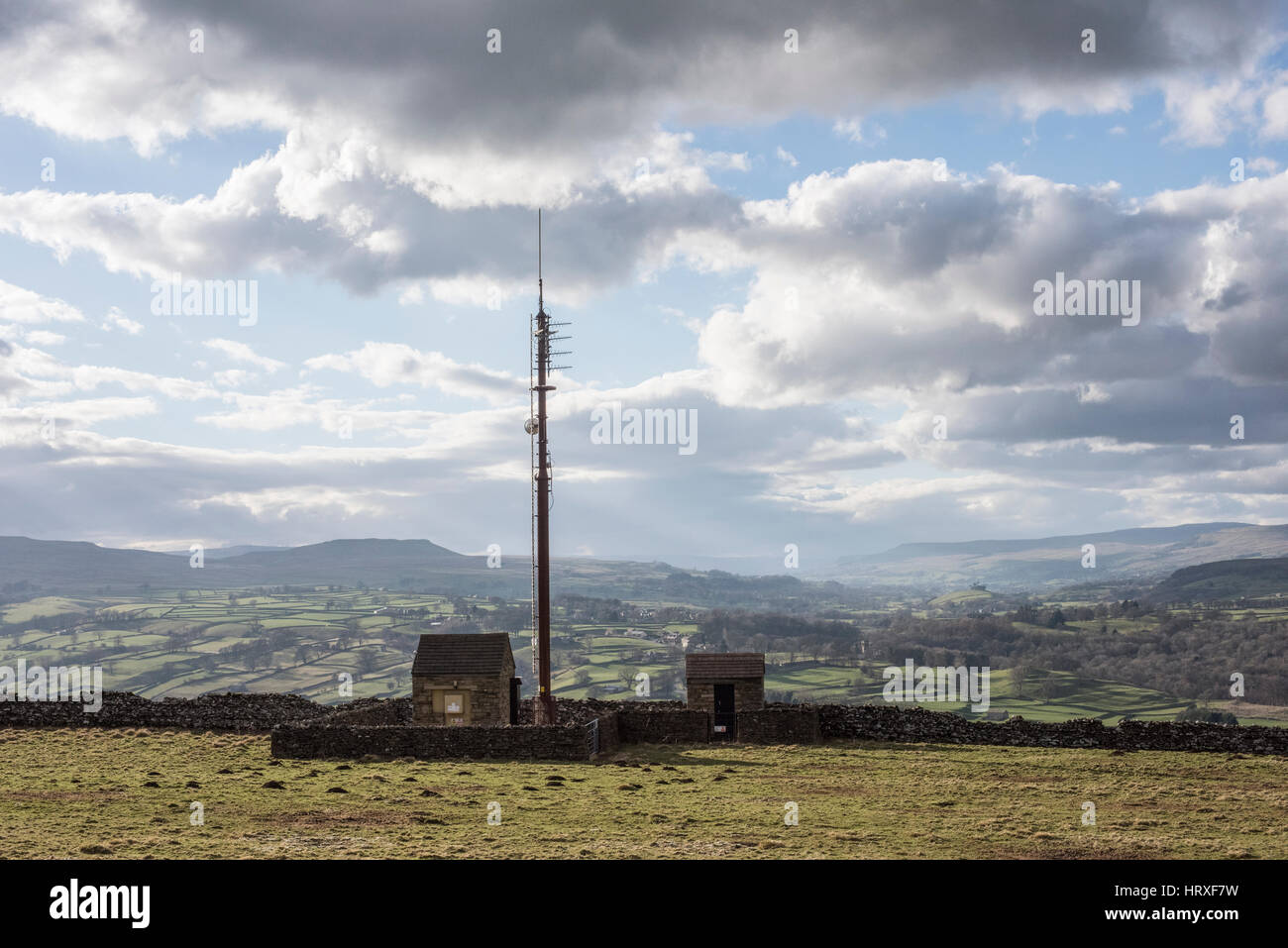 Telekommunikation (Handy) Mast auf Penhill, mit Blick auf Wensleydale, Yorkshire Dales. Handy-Empfang kann in hügeligen, ländlichen Gebieten lückenhaft sein. Stockfoto