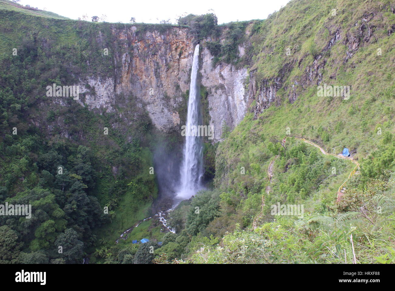 Sipisopiso Wasserfall in Brestagi, Nord-Sumatra, Indonesien gesehen von oben, tiefem 120 Meter nach unten und schließlich zur Toba-See fließt. Stockfoto