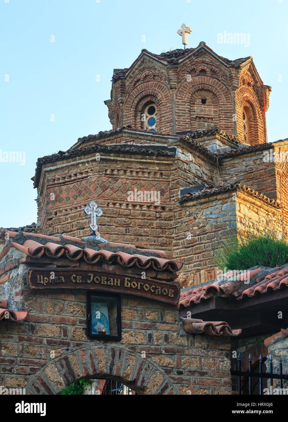 Kirche des Hl. Johannes bei Kaneo Draufsicht (Stadt Ohrid, Mazedonien). Im 13. Jahrhundert erbaut. Stockfoto