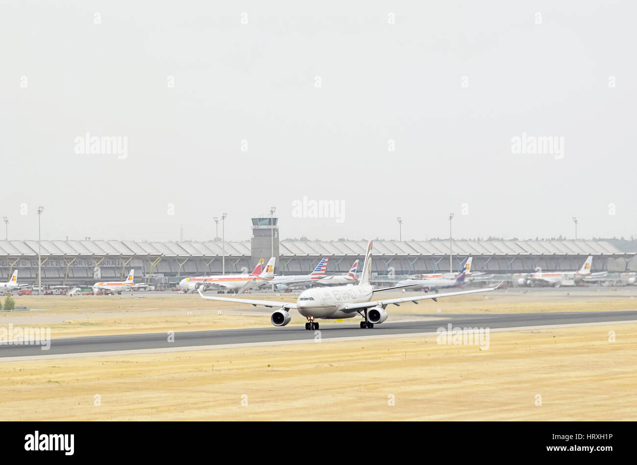 Flugzeug Airbus A330 der Fluggesellschaft Etihad Airways, ist bereit zum Abheben von Adolfo Suarez Flughafen Madrid - Barajas. Bewölkten Tag des Sommers. Stockfoto