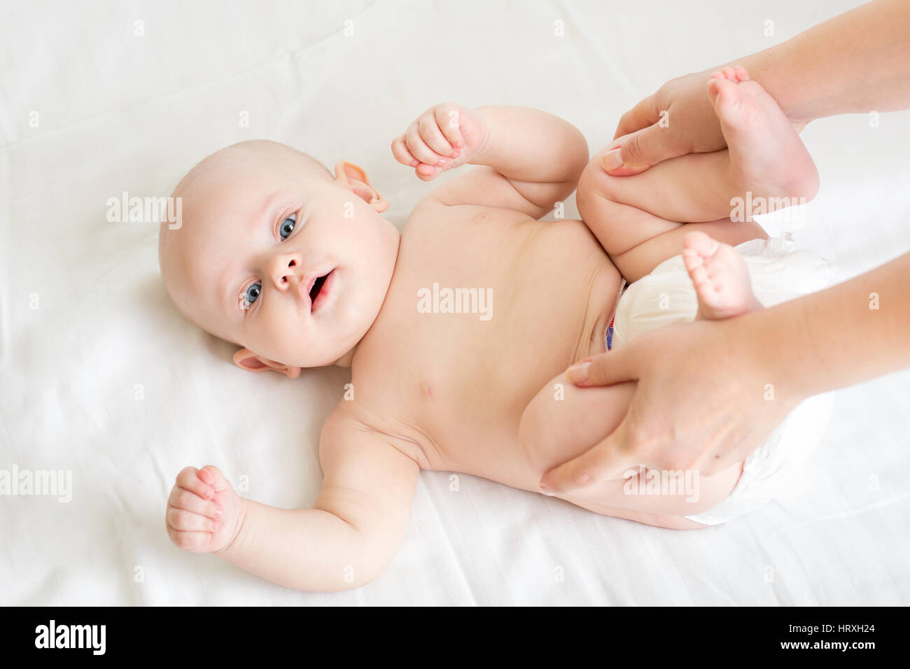 Baby-Massage. Mutter Kind Turnen zu tun. Stockfoto