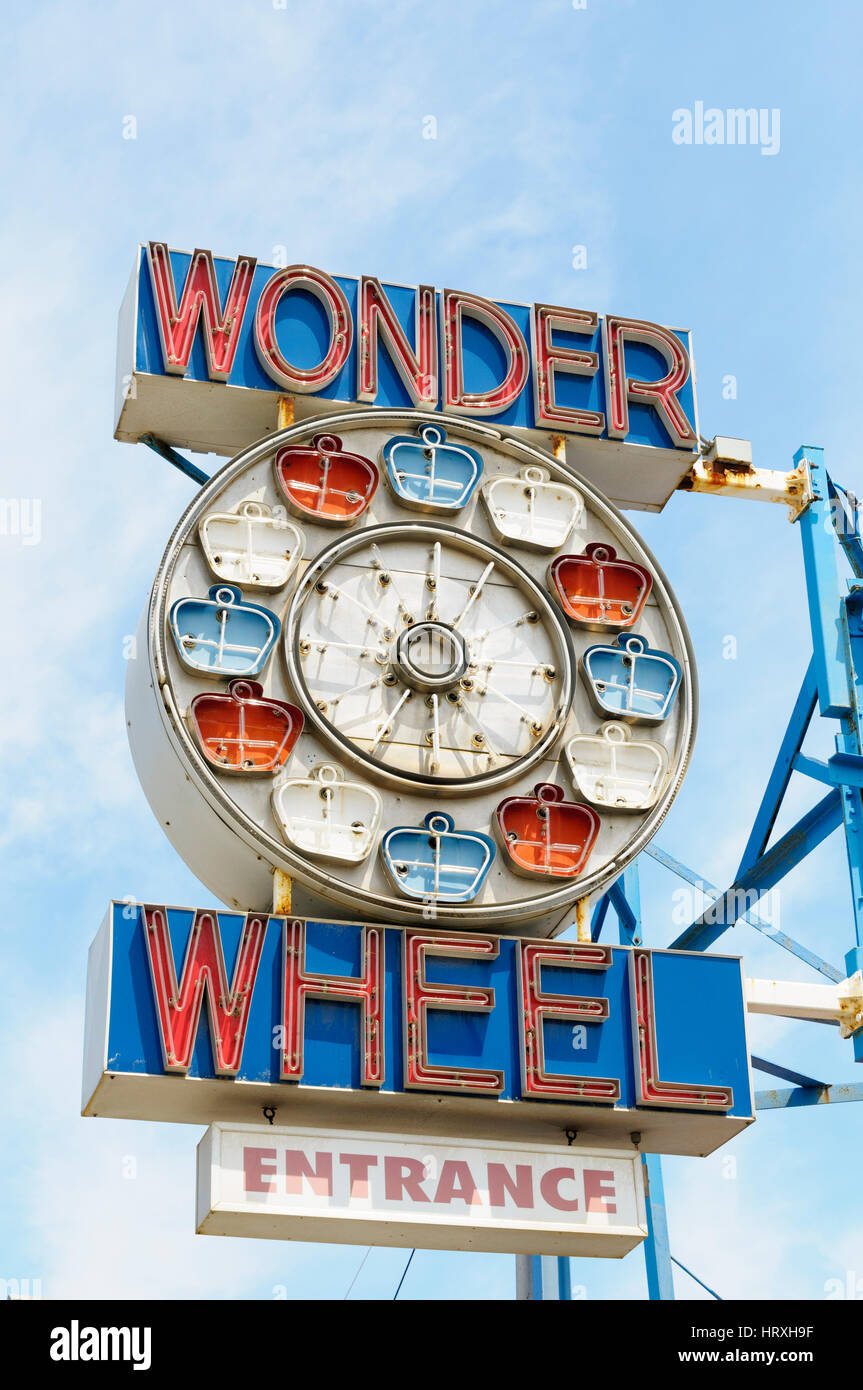 Ortseingangsschild, Deno Wonder Wheel Amusement Park, Coney Island, Brooklyn, New York, USA Stockfoto