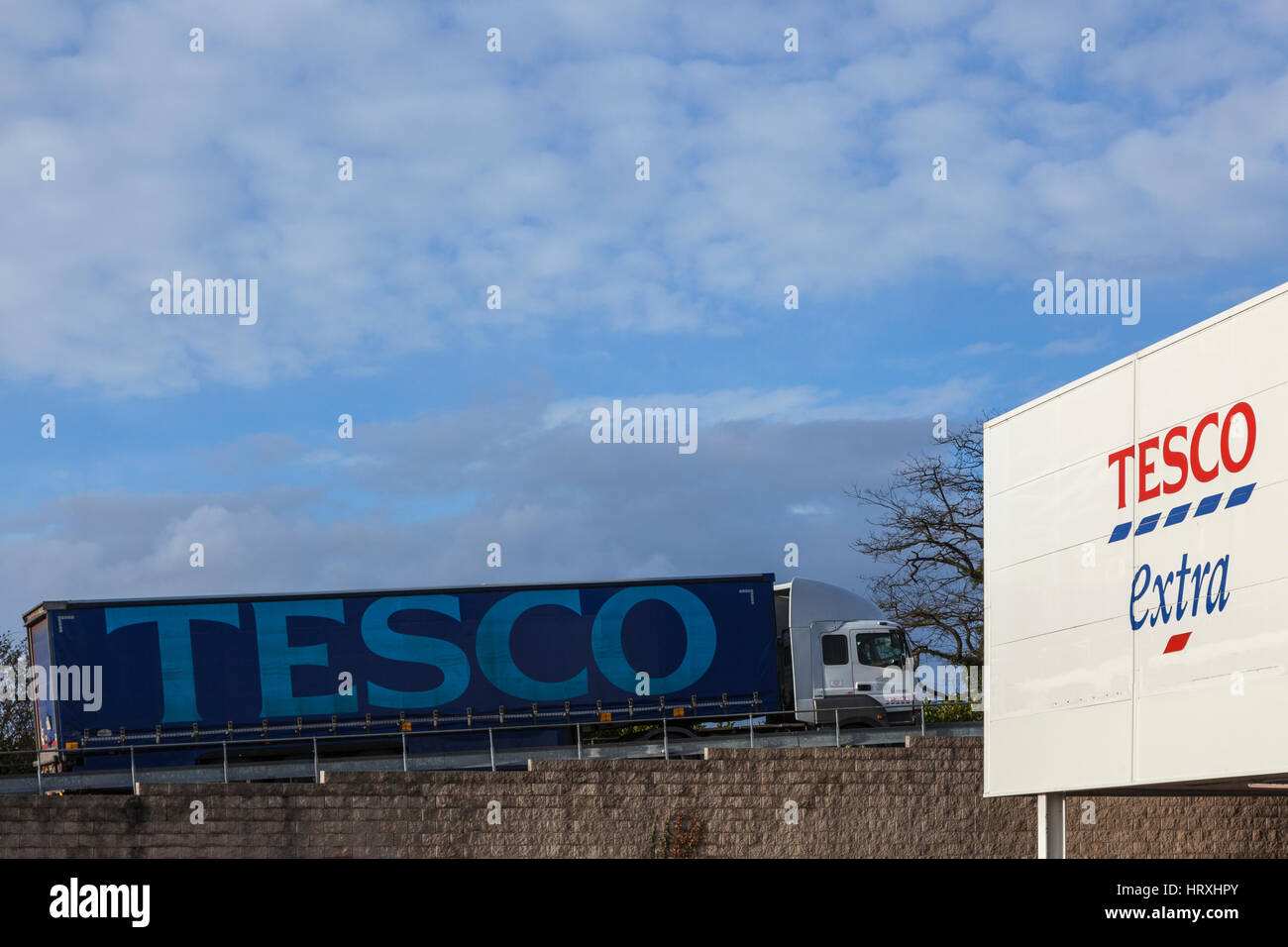 Tesco Extra Branding auf Bright White Wall mit Tesco Marke Lieferwagen kennzeichnete auch Stockfoto