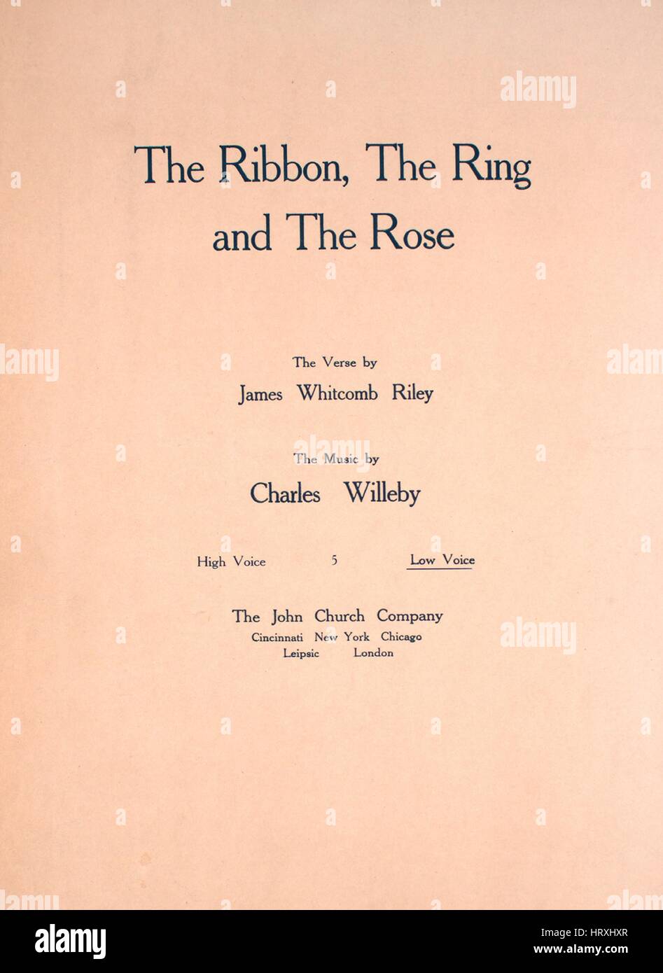 Titelbild der Noten des Liedes "The Band, der Ring und die Rose", mit ursprünglichen Autorschaft Noten lesen "The Verse von James Whitcomb Riley die Musik von Charles Willeby", USA, 1909. Der Verlag als "The John Kirche Company" aufgeführt ist, die Form der Komposition ist "Schnitt", die Instrumentierung ist "Klavier und Stimme (leise)", die erste Linie liest "die kleine rote Schleife, der Ring und die Rose!" und der Abbildung Künstler ist als 'None' aufgeführt. Stockfoto