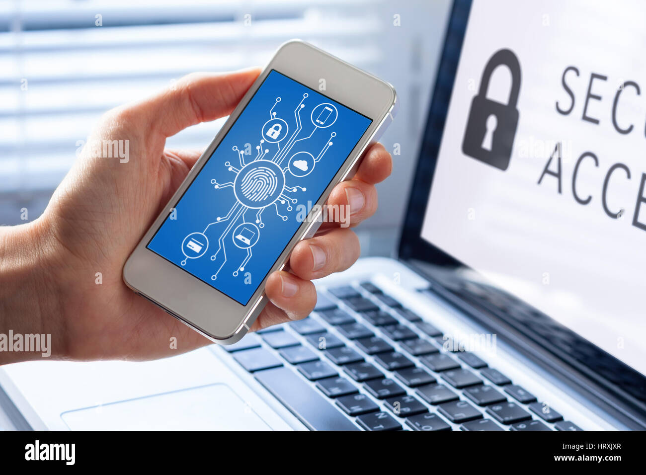 Handy-Cyber Security-Konzept mit einer Person, die Smartphone-Bildschirm, Cyber-Diagramm und Symbole mit Mikrochip Form und Fingerabdruck biom Stockfoto
