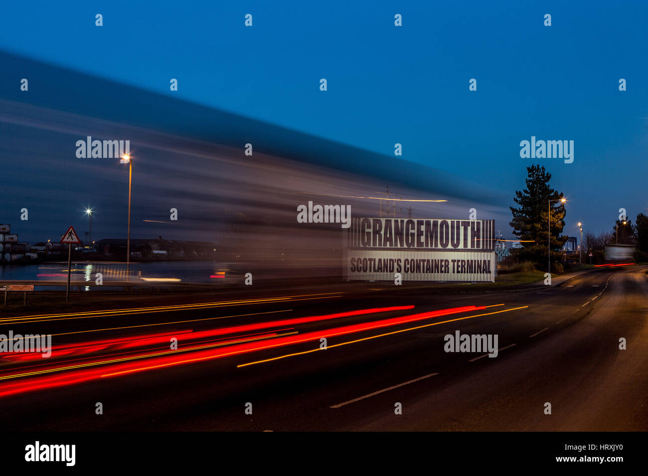 Verkehr und Container Arrivimg und verlassen Grangemouth Containerterminal Stockfoto