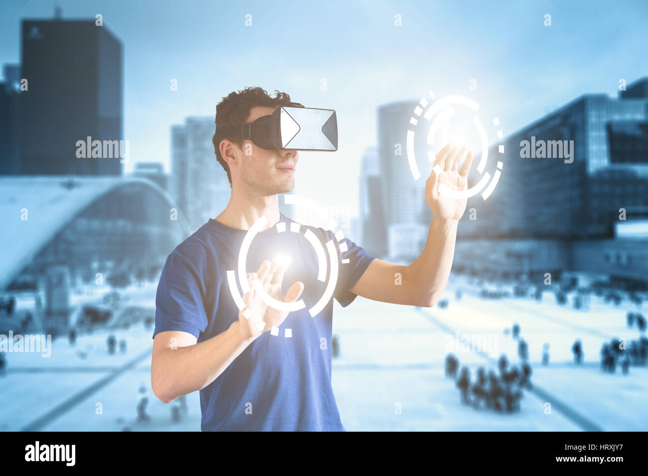 Doppelbelichtung einer Person, die virtuelle Realität (VR) Kopfhörer oder Head mounted Display (HMD) Brille tragen und berühren Tasten und einer Stadt im Hintergrund, Stockfoto