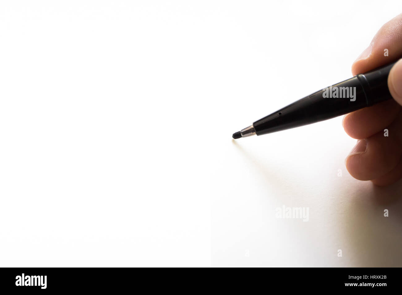 Bleistift Mark auf weißem Papier zu schreiben. Unscharfen Fokus. Stockfoto