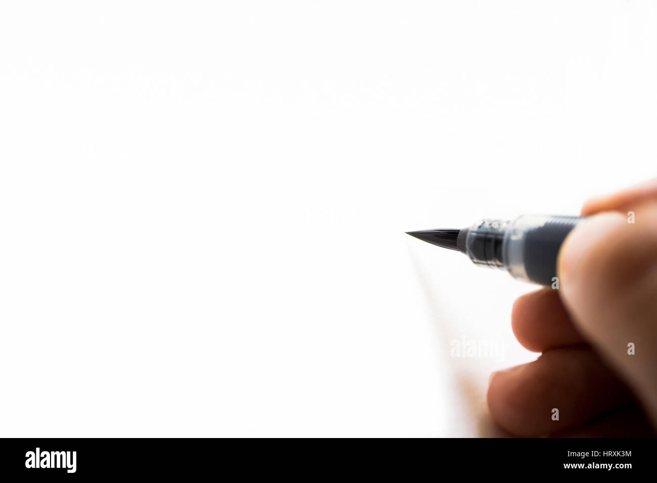 Bleistift Mark auf weißem Papier zu schreiben. Unscharfen Fokus. Stockfoto