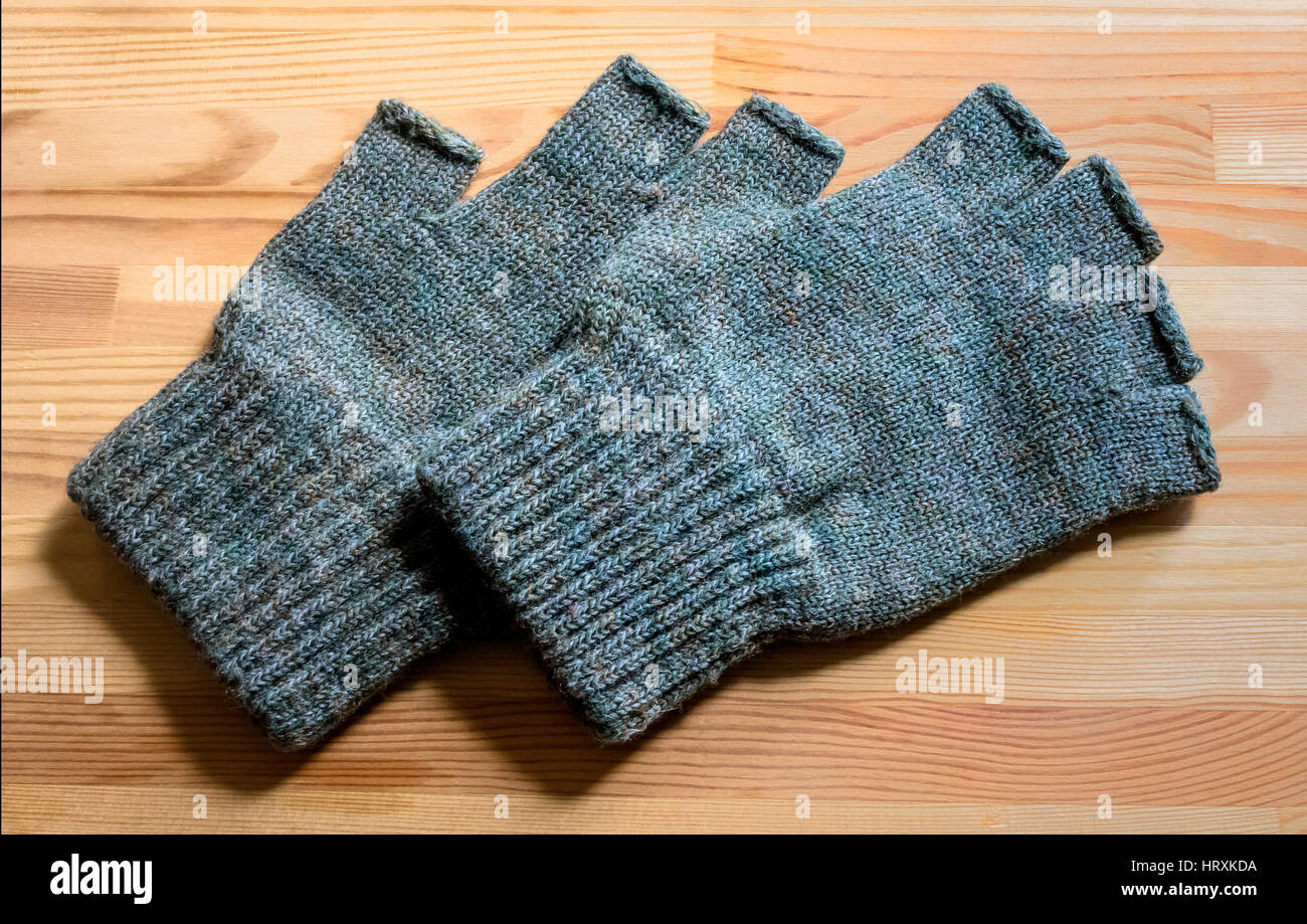 Fingerlose Handschuhe aus Wolle Stockfoto
