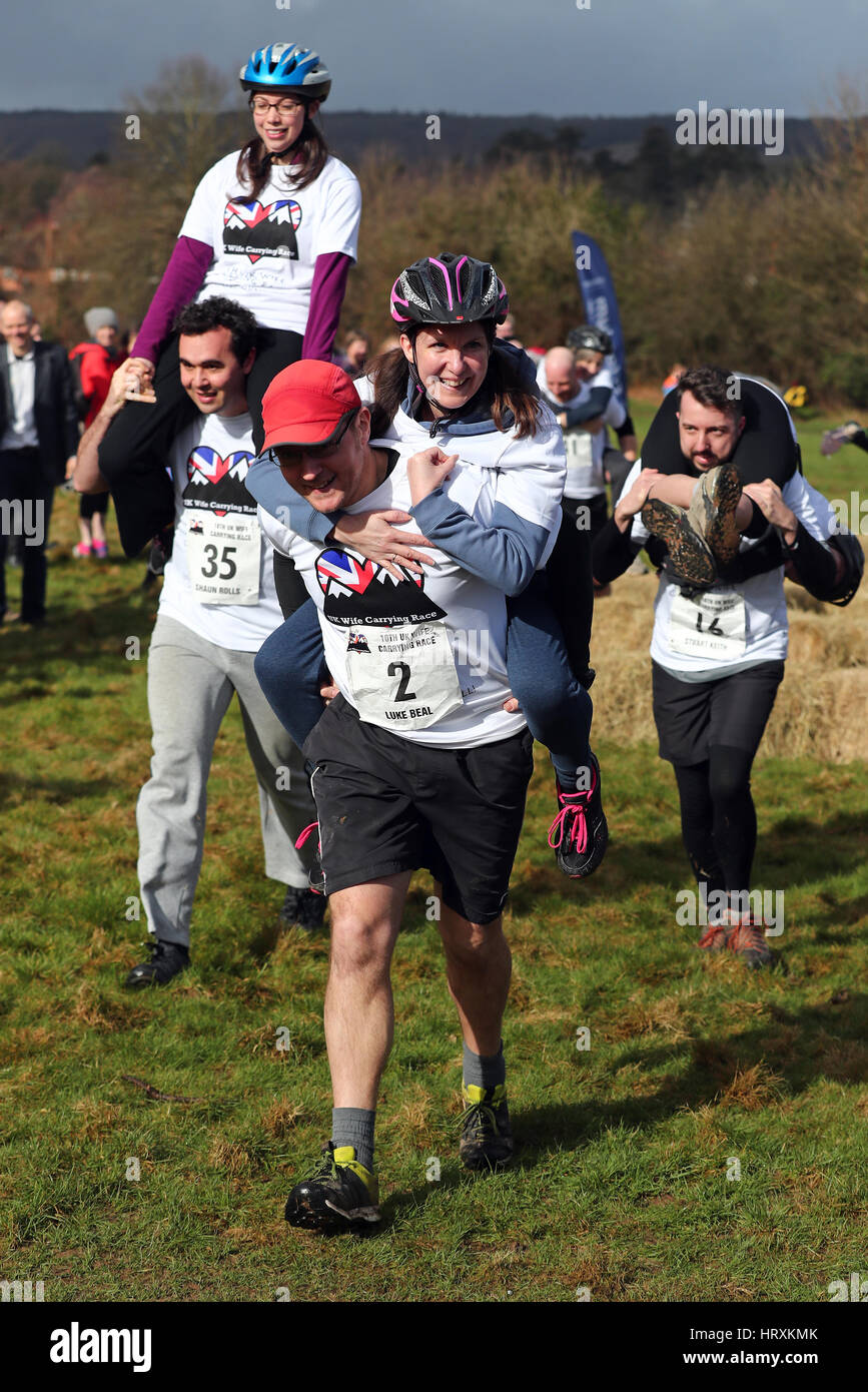 Konkurrenten nehmen Sie Teil an the10th UK Frau tragen Rennen in Dorking, Surrey. Stockfoto