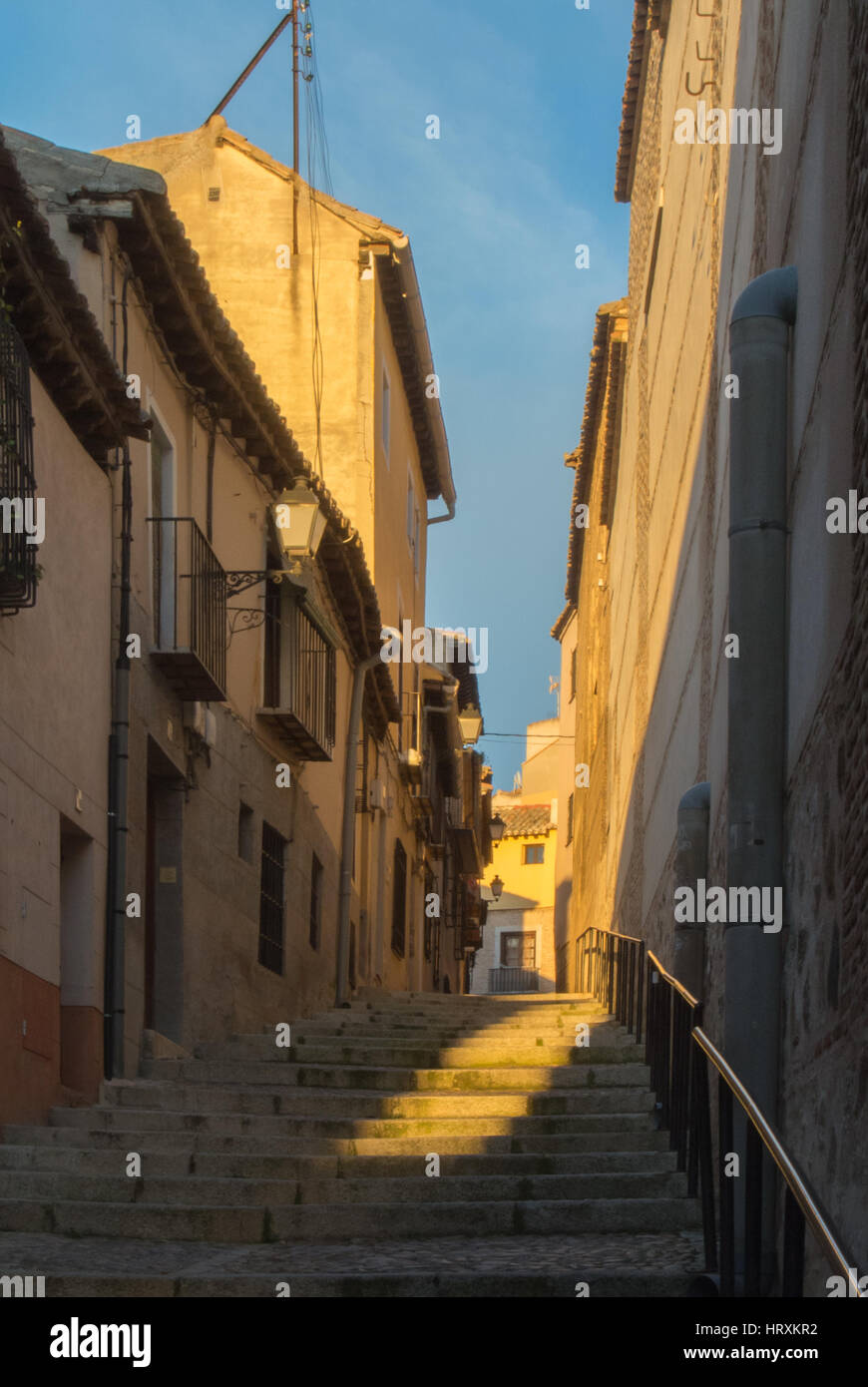 Abend in den Straßen der alten Stadt von Toledo, fällt Licht auf die Treppe. Stockfoto