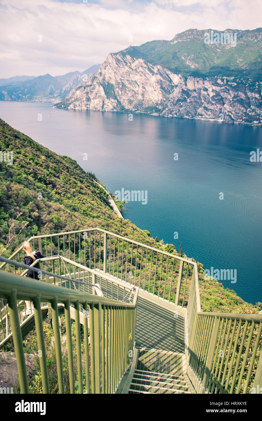 Panorama Eisentreppe am Gardasee auf dem Weg von Busatte nahe der Stadt von Torbole nach Tempesta. Stockfoto