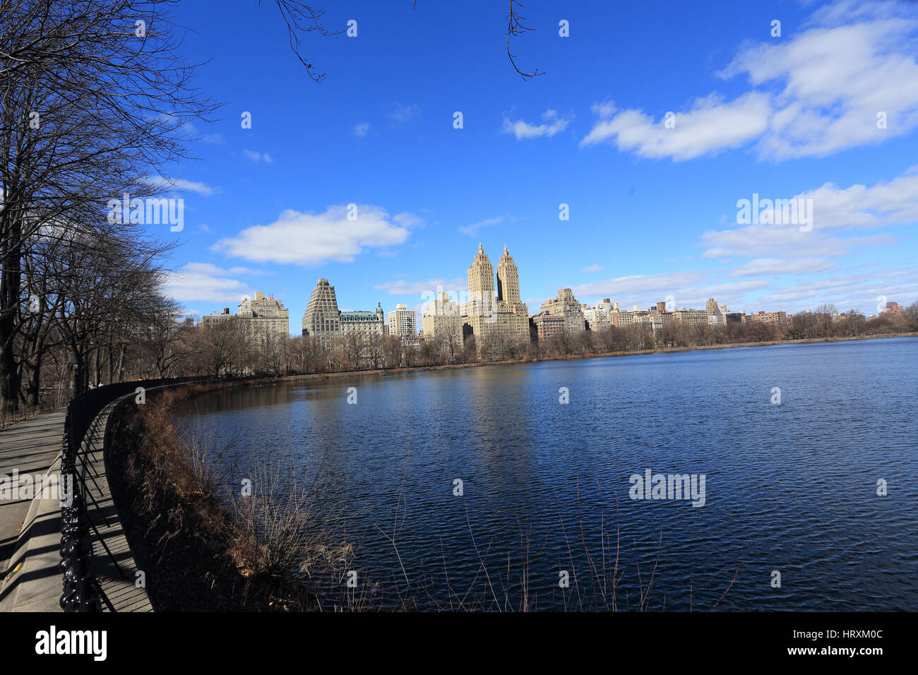 Reservoir der Central Park und Central Park West Mehrfamilienhäuser Manhattan New York City Stockfoto