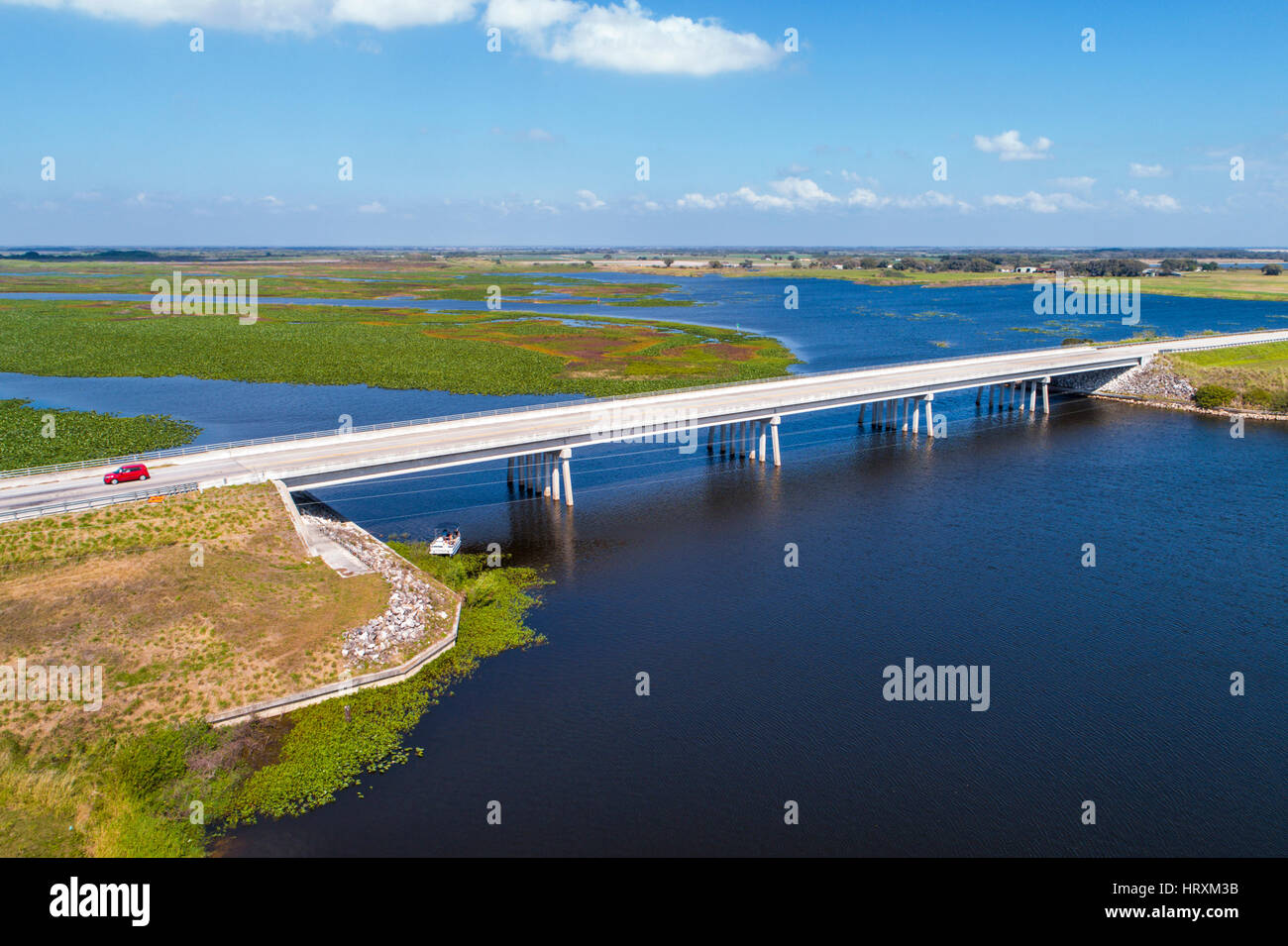 Florida Kissimmee River, Lake Kissimmee, Highway Route 60 Bridge, Wasser, Luftaufnahme von oben, FL170226007 Stockfoto