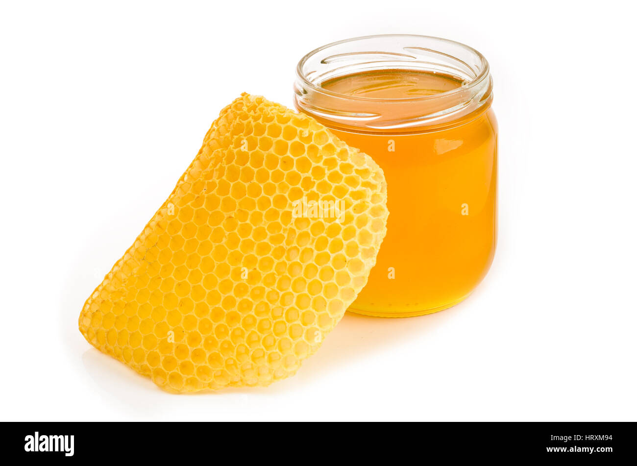 Glasglas voller Honig mit Waben auf weißem Hintergrund Stockfoto