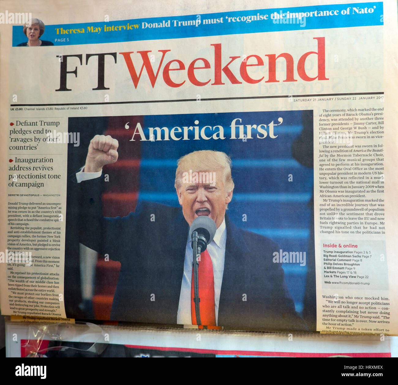 Donald Trump schüttelte seine Faust auf der vorderen Seite des FT Wochenende Zeitung schreien "America first"-Schlagzeile Artikel am 21. Januar 2017 London, Großbritannien Stockfoto