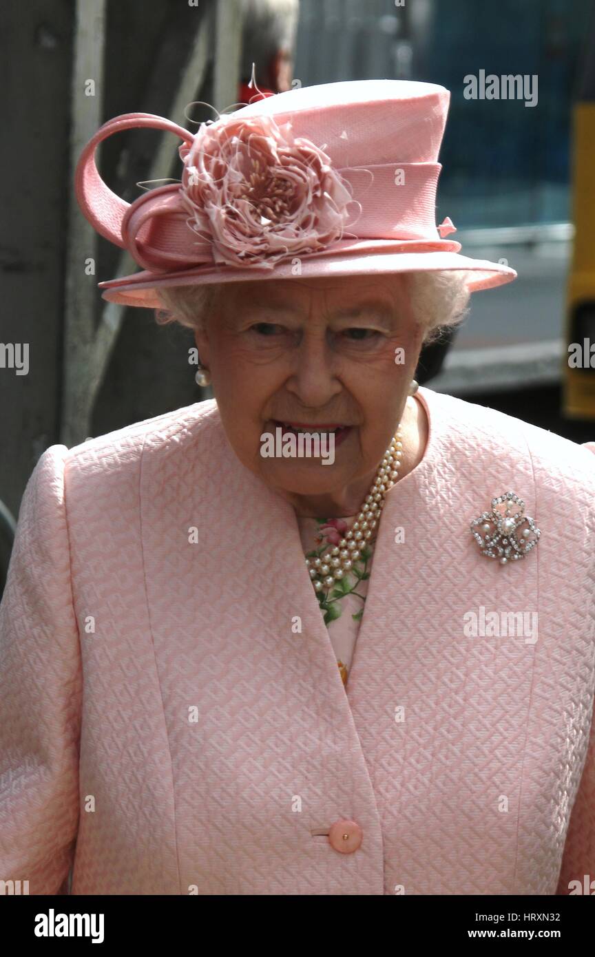 HM besuchen Königin Elizabeth II. und seine königliche Hoheit der Herzog von Edinburgh Liverpool, Merseyside. Sie kommen auf den königlichen Zug bei Liverpool Lime Street Station 2016 Stockfoto