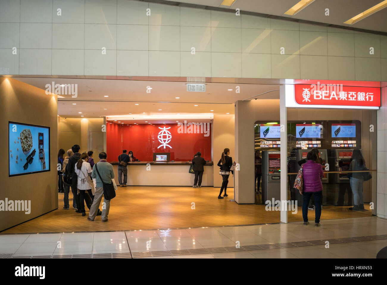 Kunden, die Warteschlangen an BEA Bank (Bank of East Asia) in Hong Kong Stockfoto