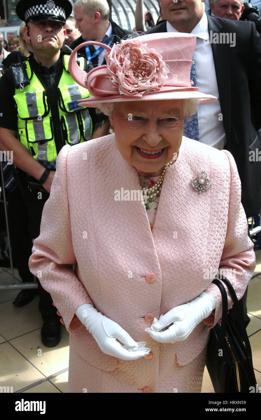 HM besuchen Königin Elizabeth II. und seine königliche Hoheit der Herzog von Edinburgh Liverpool, Merseyside. Sie kommen auf den königlichen Zug bei Liverpool Lime Street Station 2016 Stockfoto