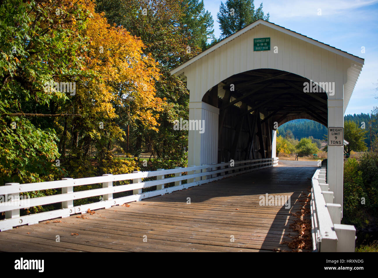 Diese überdachte Brücke sitzt direkt in der Mitte des nirgendwo in Stadt von Marcola, OR. Stockfoto